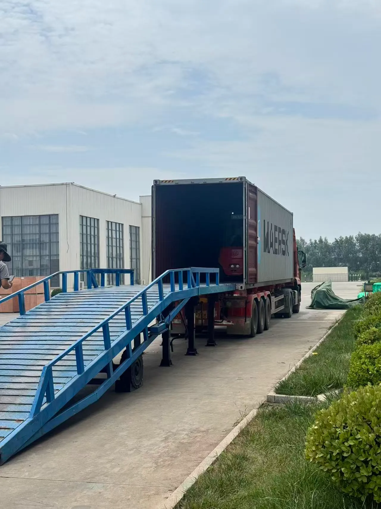 Container Loading — user-provided factory photograph